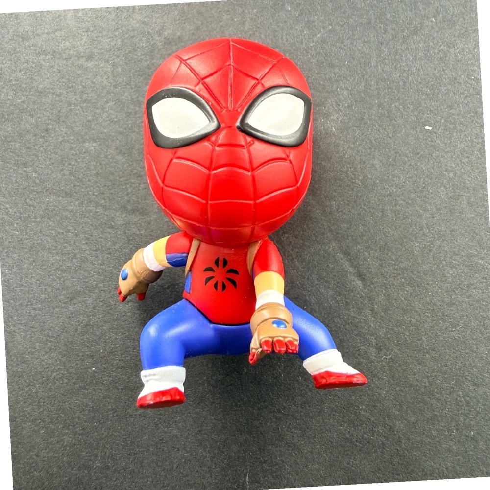 YuMe Tower Series SpiderMan Action Figure Red Blue Suit Backpack Crouching 3"